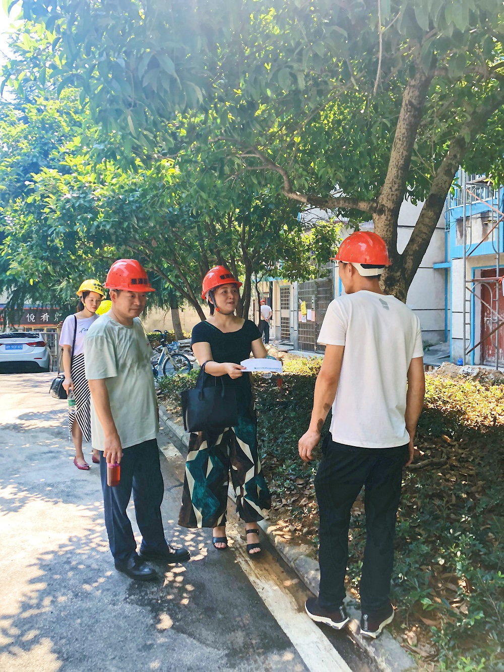 组织沉责任，工会送清冷；工人存感激，客户频点赞！