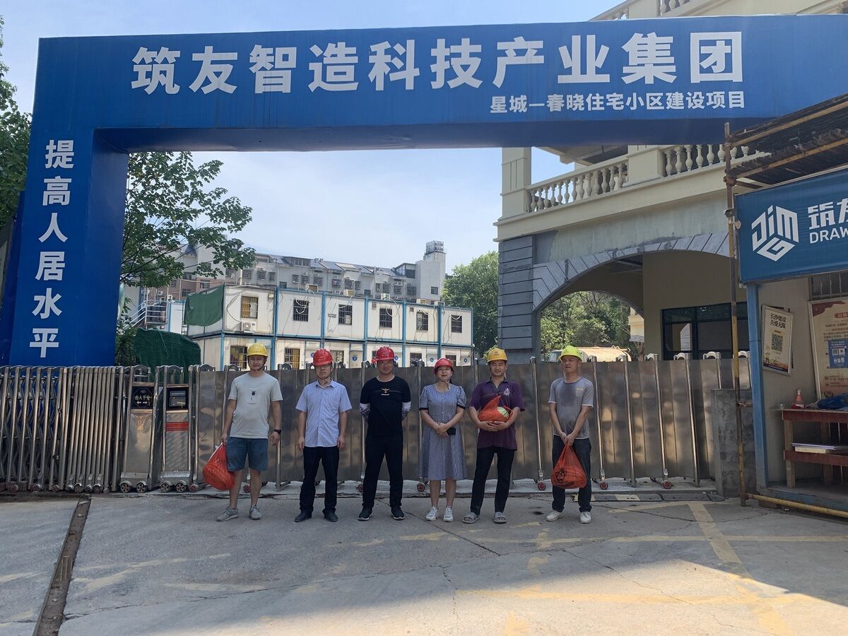 深刻工地一线“关爱农夫工，夏季送清冷”
